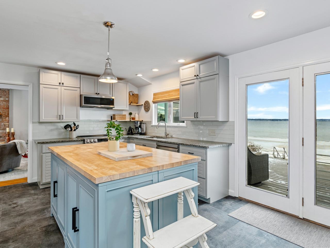 283 Appletree Point Road Burlington, VT 05408 - Photo 4 of 60