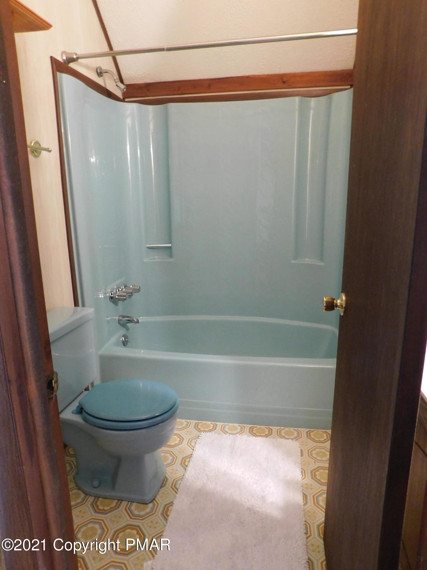 4386 Pine Ridge Drive East Bushkill, PA 18324 - Photo 17 of 36 bath 2