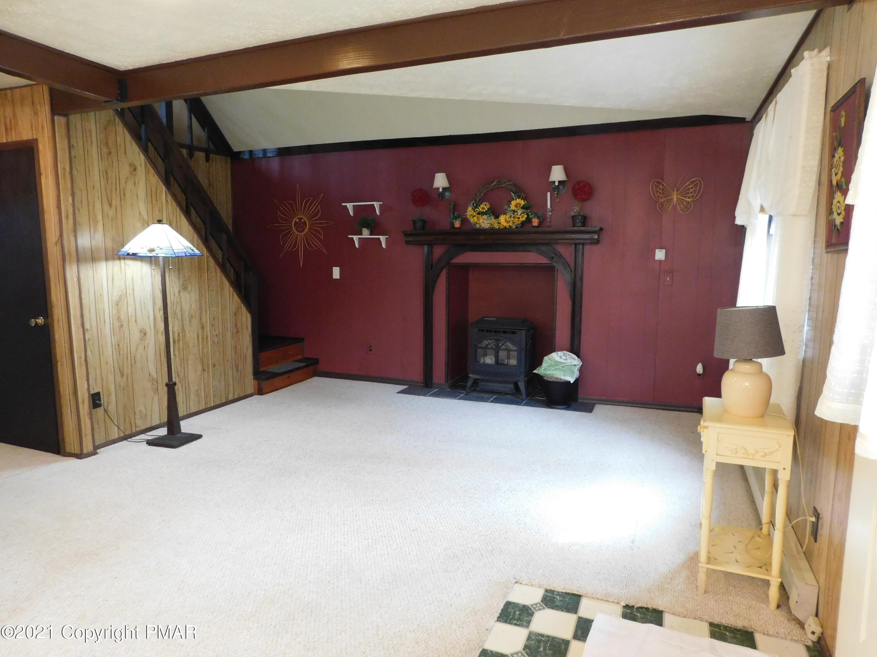 4386 Pine Ridge Drive East Bushkill, PA 18324 - Photo 25 of 36 living room