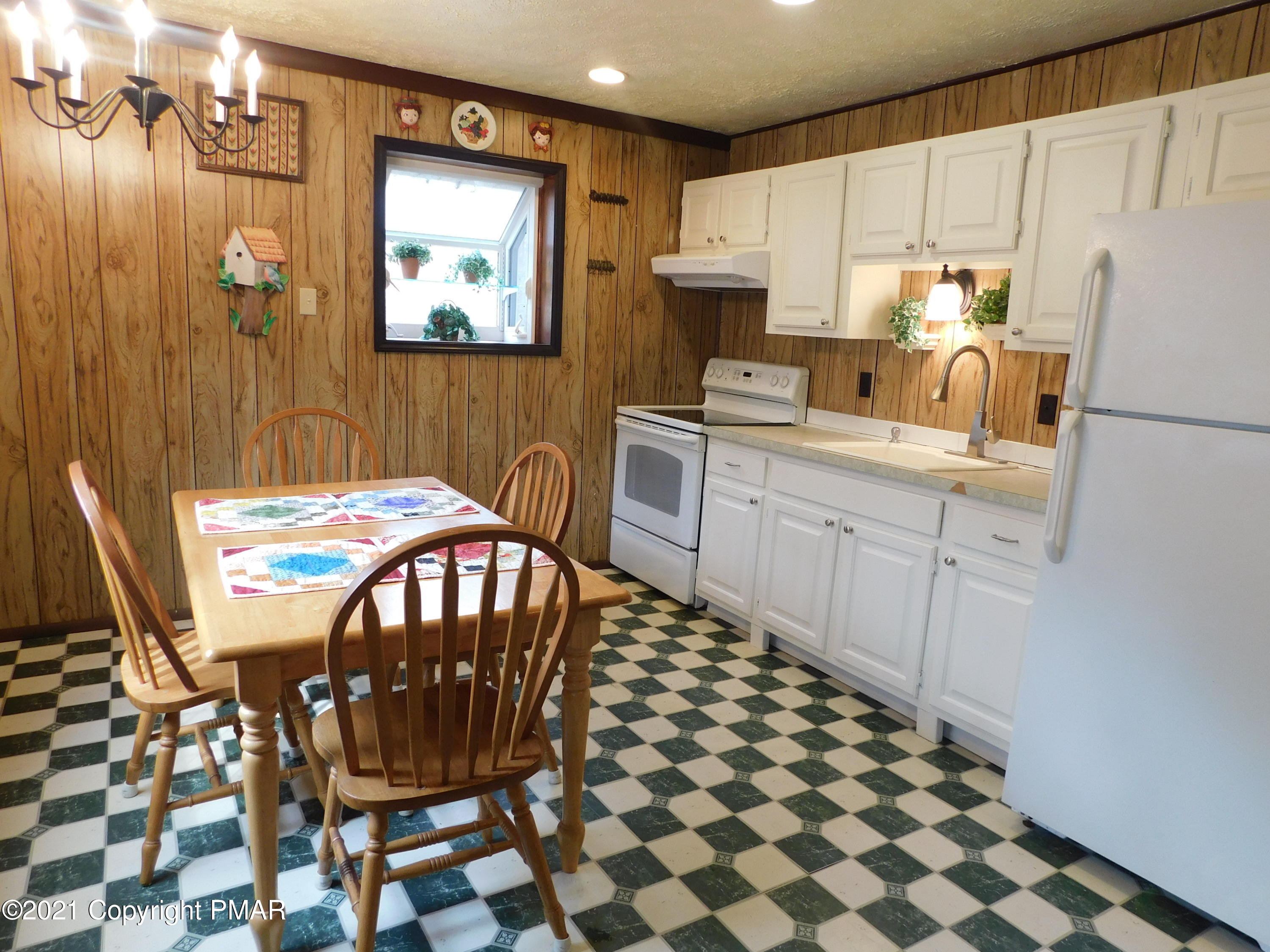 4386 Pine Ridge Drive East Bushkill, PA 18324 - Photo 3 of 36 kitchen