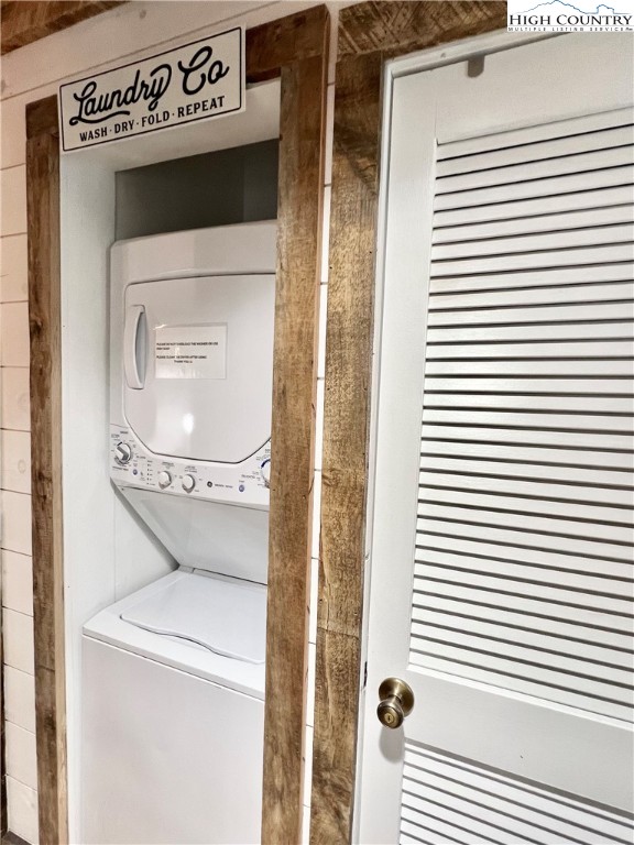 301 Pinnacle Inn Road, Unit 1105 Beech Mountain, NC 28604 - Photo 16 of 40 a utility room with washer and dryer