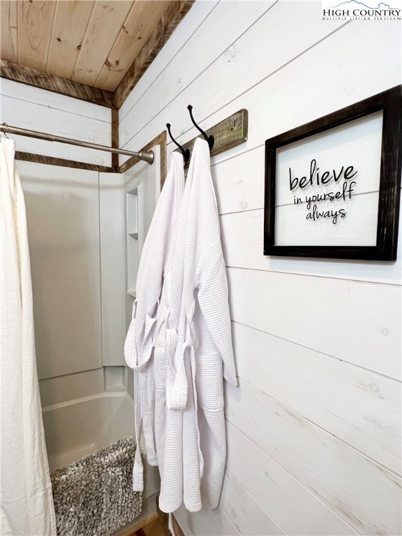 301 Pinnacle Inn Road, Unit 1105 Beech Mountain, NC 28604 - Photo 21 of 40 a bathroom with a shower and a bath tub