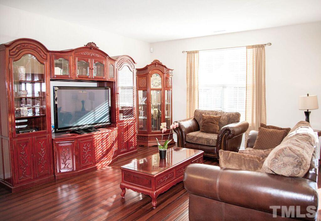 Tall 9inch Smooth ceilings! Wonderful bamboo flooring