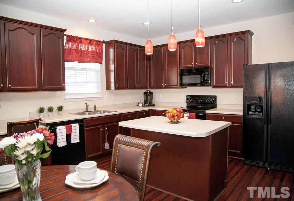 Black appliances, wonderful lighting and so much more