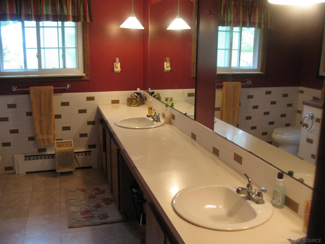 57501 Broughton Road Ray, MI 48096 - Photo 12 of 23 31323524-11.JPG