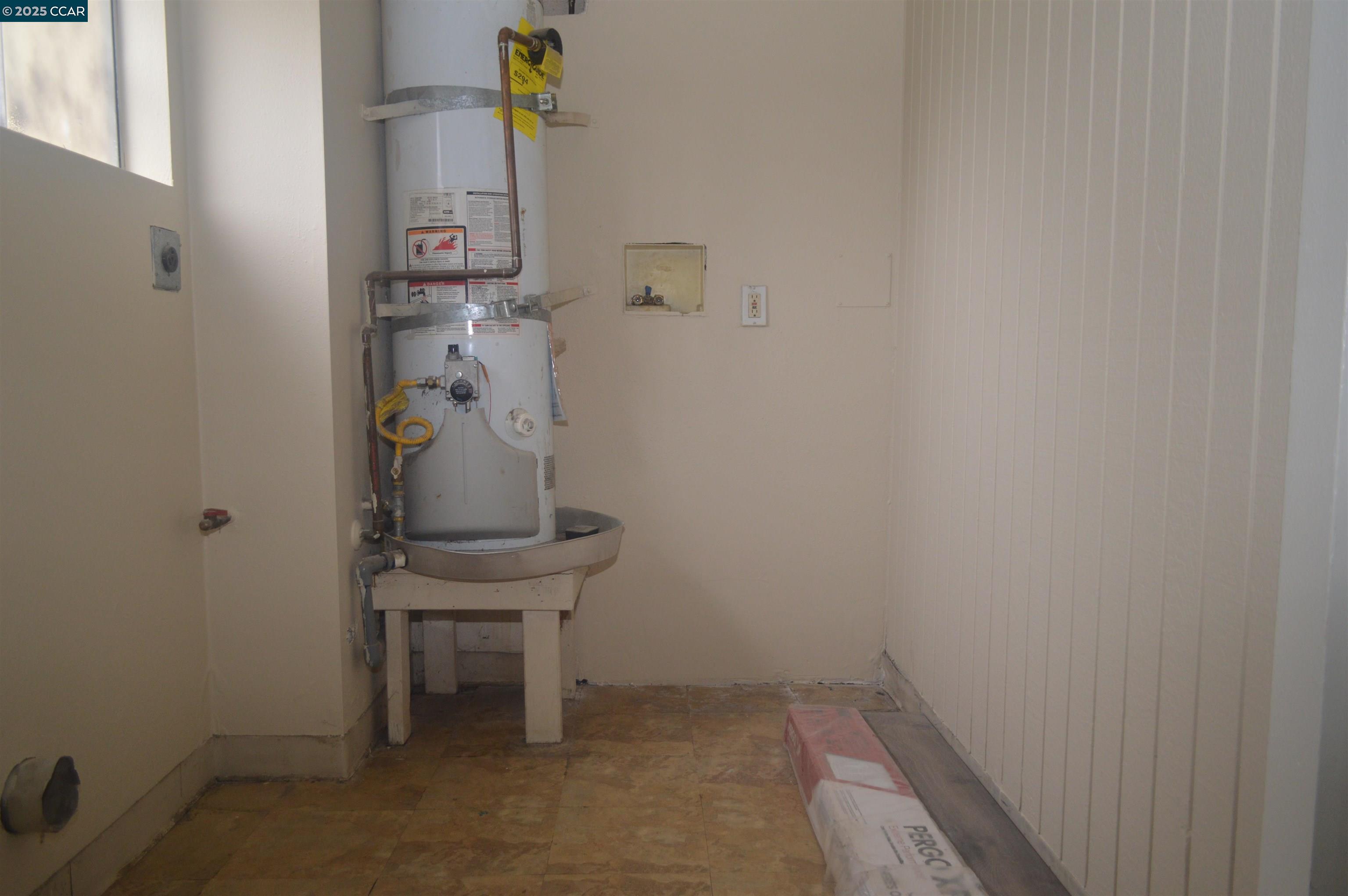 92 Beach Drive Bay Point, CA 94565 - Photo 11 of 19 an entryway with a table and a chair