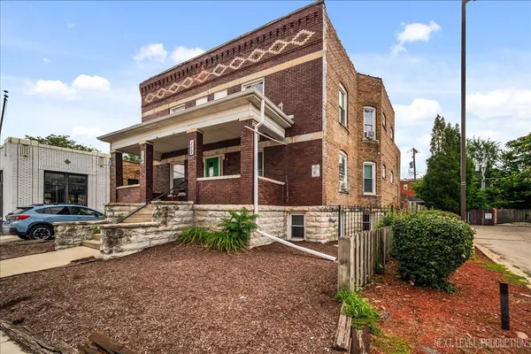 a view of a house with backyard and sitting area