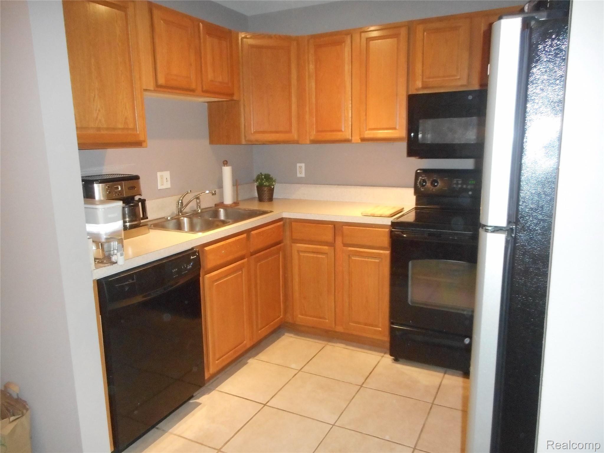 4909 Crooks Road, Unit C10 Royal Oak, MI 48073 - Photo 8 of 22 4909 Crooks_08.JPG
