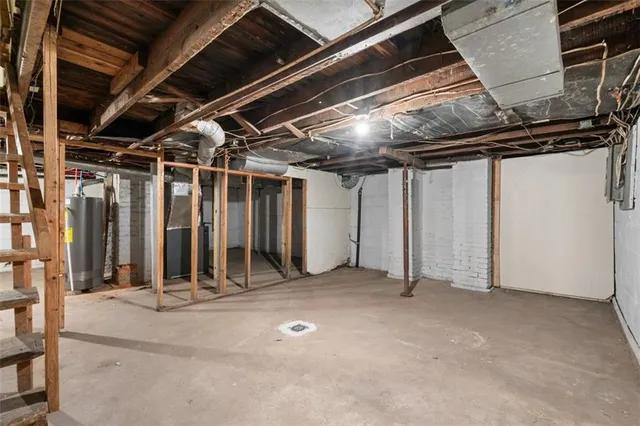 a view of a house with backyard and garden