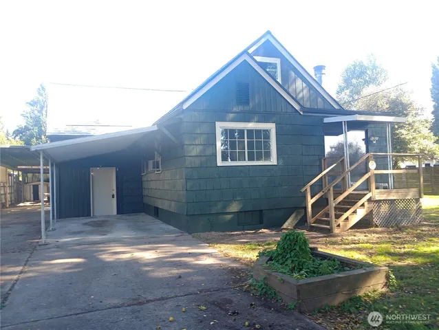 a house view with a backyard space
