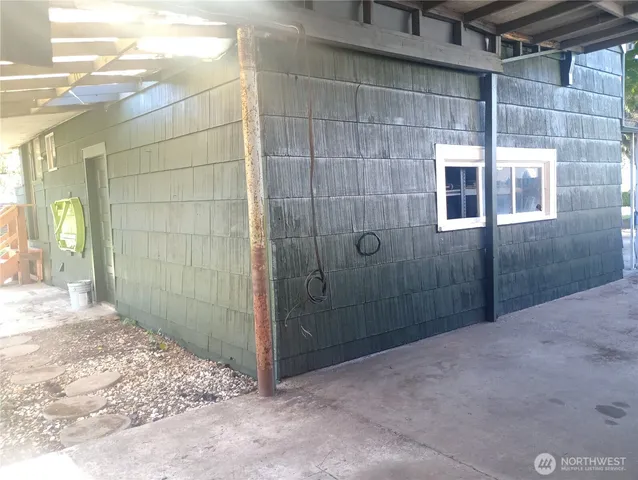 a view of a back yard of the house