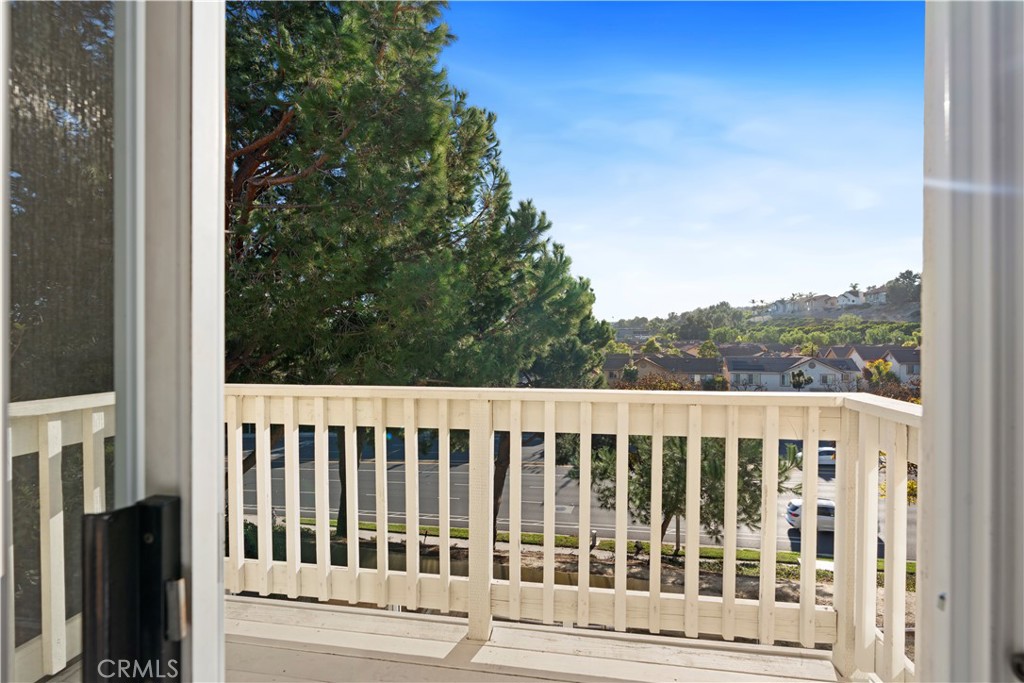 33 Gauguin Circle Aliso Viejo, CA 92656 - Photo 35 of 49 a view of a wooden balcony