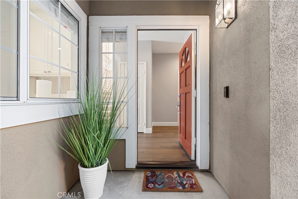 33 Gauguin Circle Aliso Viejo, CA 92656 - Photo 6 of 49 a view of front door and small space