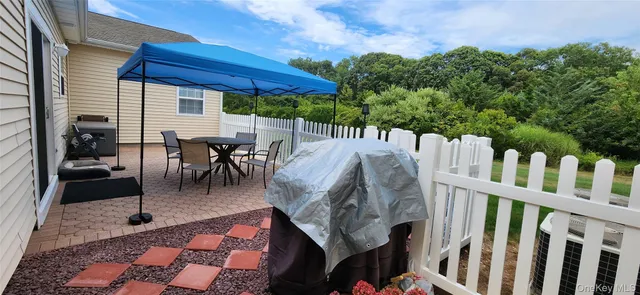 a view of a back yard