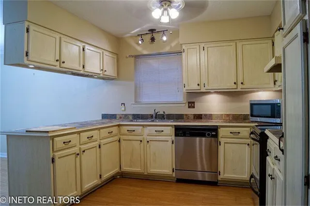 $1,795 | 29 Coralberry Road, The Woodlands, TX 77381