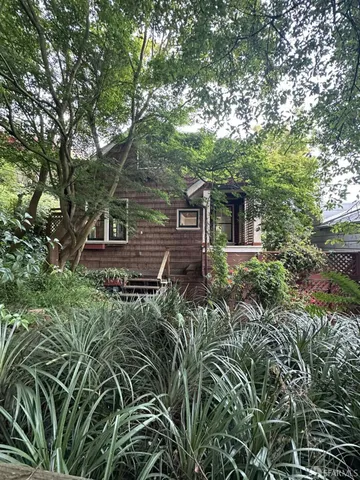 a view of a backyard