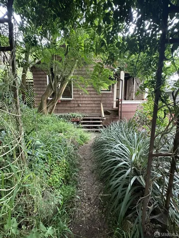 a view of a backyard