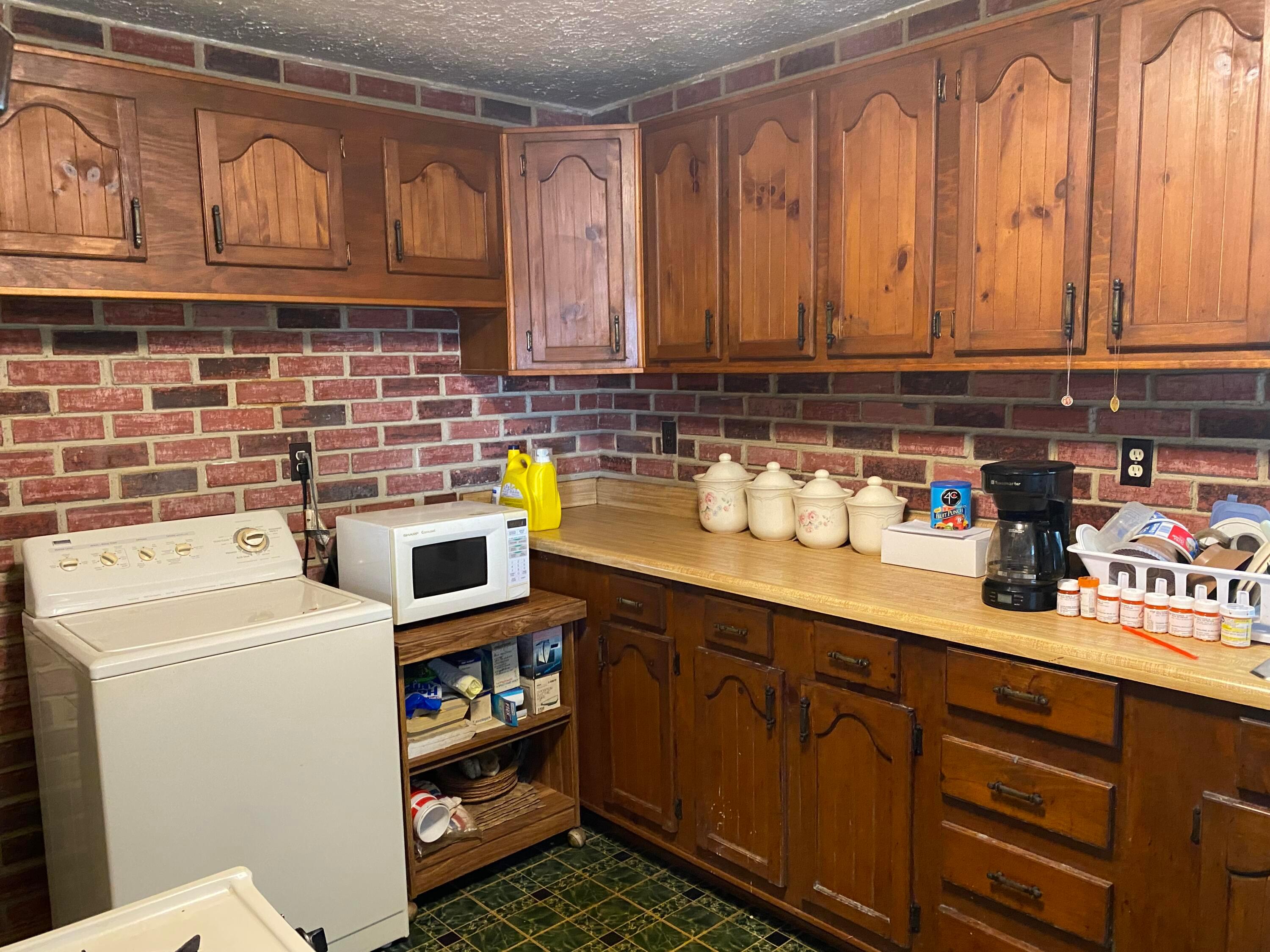 1233 Evergreen Road Columbus, OH 43207 - Photo 13 of 18 Kitchen