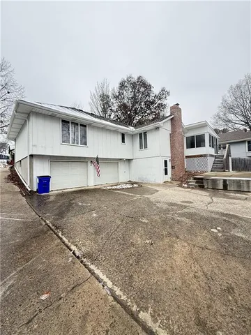 $290,000 | 6225 North Normandy Drive, Gladstone, MO 64118