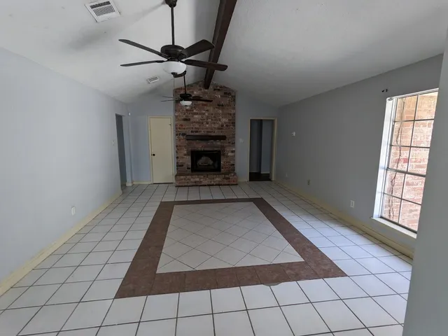 a view of empty room with a ceiling fan