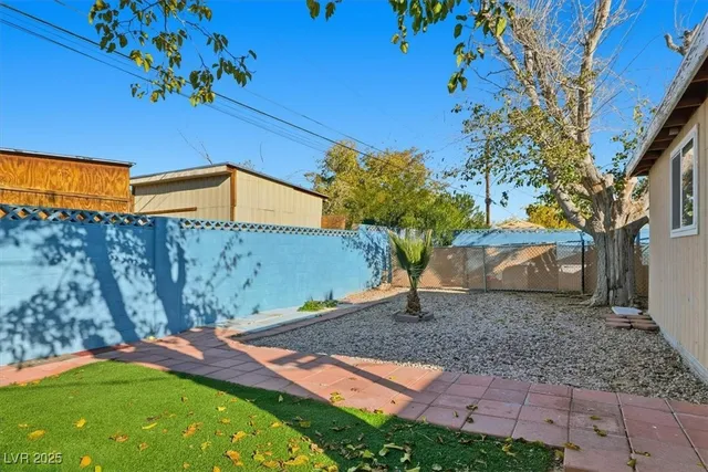 $2,500 | 3760 Briarwood Avenue, Las Vegas, NV 89121