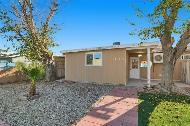 $2,500 | 3760 Briarwood Avenue, Las Vegas, NV 89121