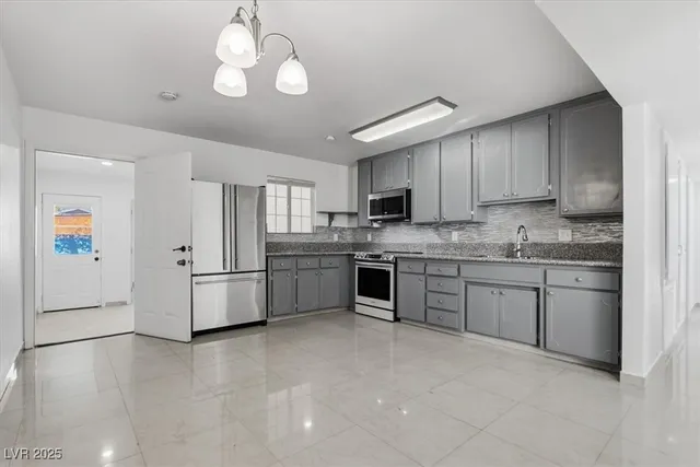 $2,500 | 3760 Briarwood Avenue, Las Vegas, NV 89121