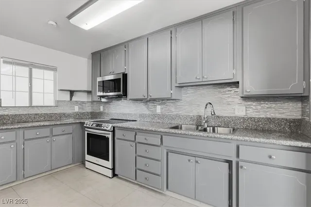 $2,500 | 3760 Briarwood Avenue, Las Vegas, NV 89121