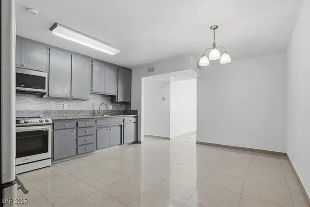 $2,500 | 3760 Briarwood Avenue, Las Vegas, NV 89121