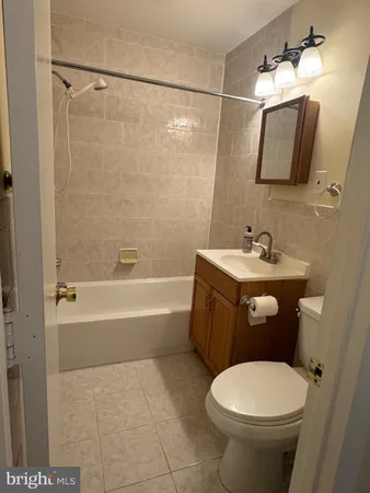 $1,698 | 5111 8th Road South, Unit 403, Arlington, VA 22204