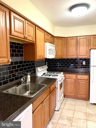 $1,698 | 5111 8th Road South, Unit 403, Arlington, VA 22204