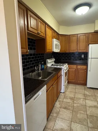 $1,698 | 5111 8th Road South, Unit 403, Arlington, VA 22204