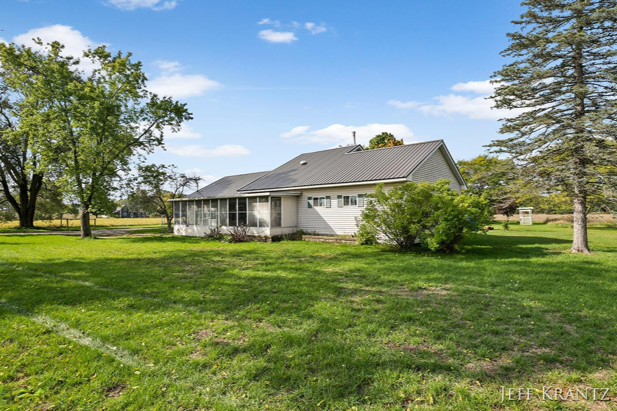 7795 South Maple Island Road Fremont, MI 49412 - Photo 2 of 29 IMG_1001