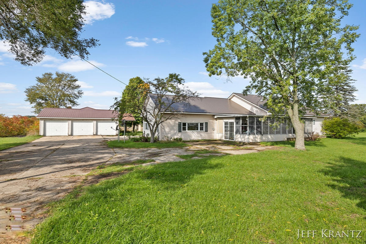 7795 South Maple Island Road Fremont, MI 49412 - Photo 3 of 29 IMG_1002