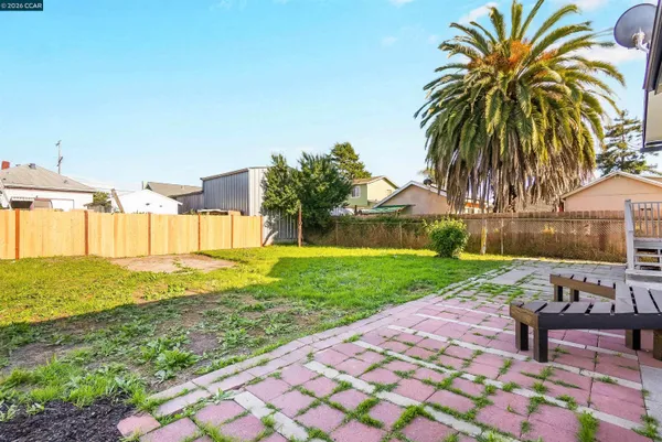 a view of a house with backyard and a garden