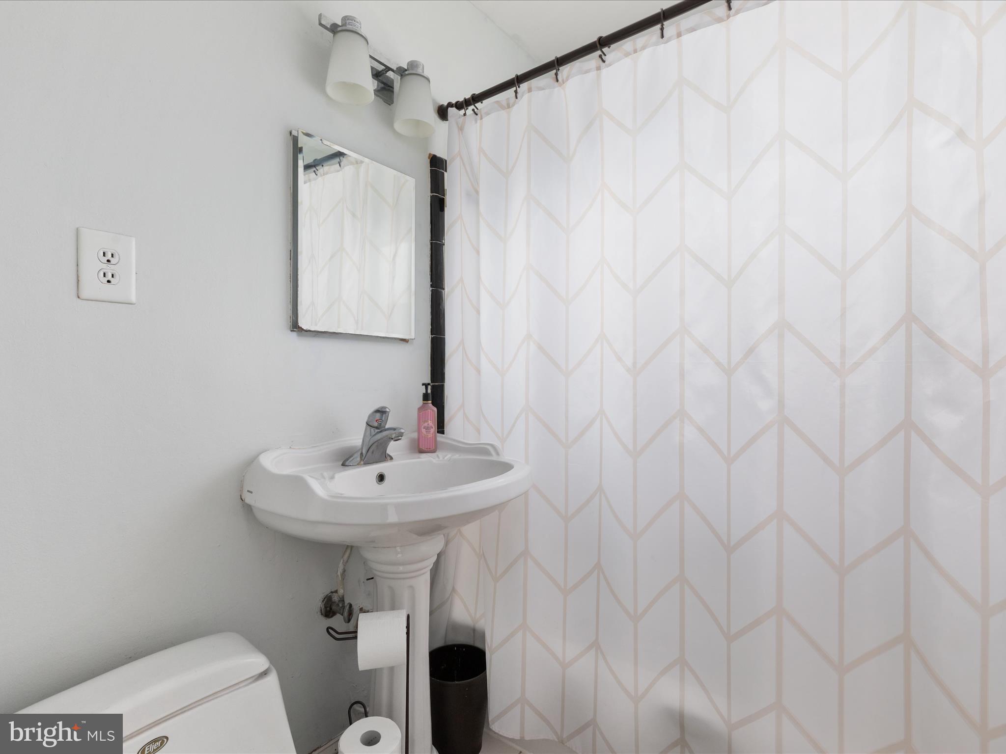 4002 Ronson Drive Alexandria, VA 22310 - Photo 15 of 30 a bathroom with a sink a toilet