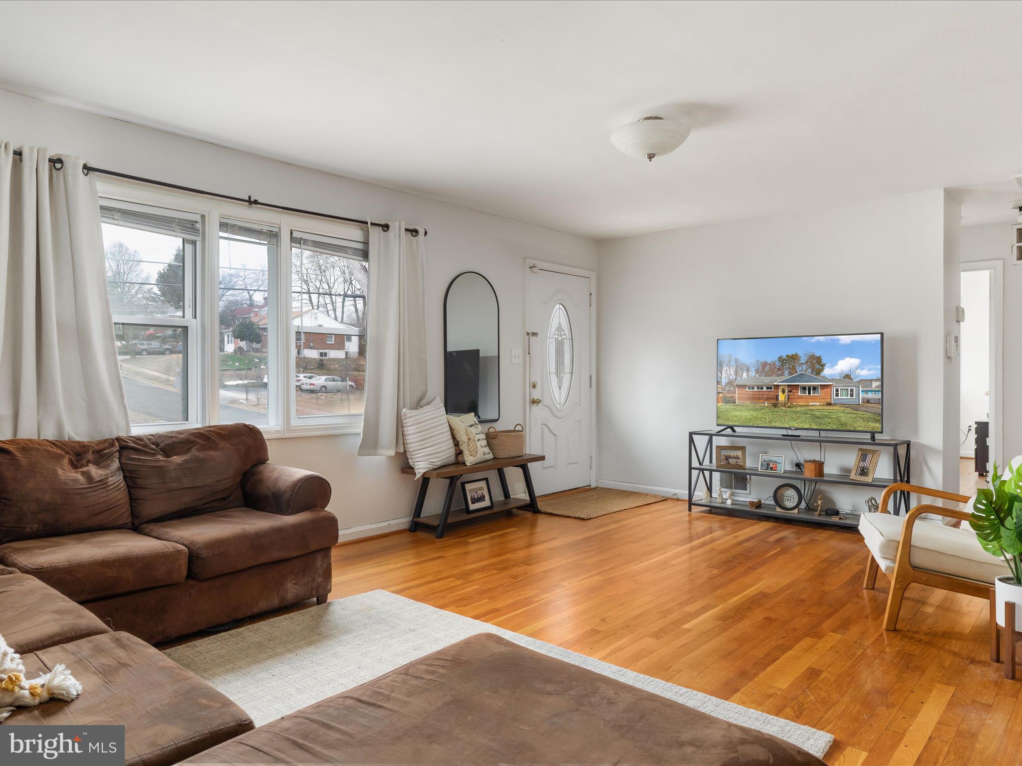 4002 Ronson Drive Alexandria, VA 22310 - Photo 5 of 30 a living room with furniture and a large window