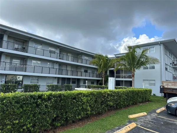$1,650 | 1100 Northeast 1st Court, Unit 219, Hallandale Beach, FL 33009