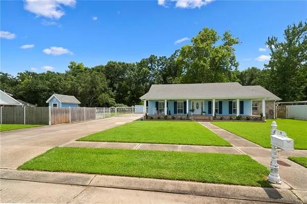 $429,900 | 9 South Lake Court, Violet, LA 70092