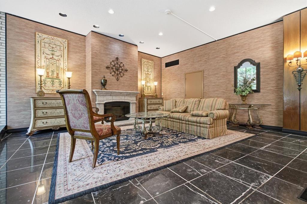 1150 Bower Hill Road, Unit 901A Pittsburgh, PA 15243 - Photo 3 of 41 Foyer