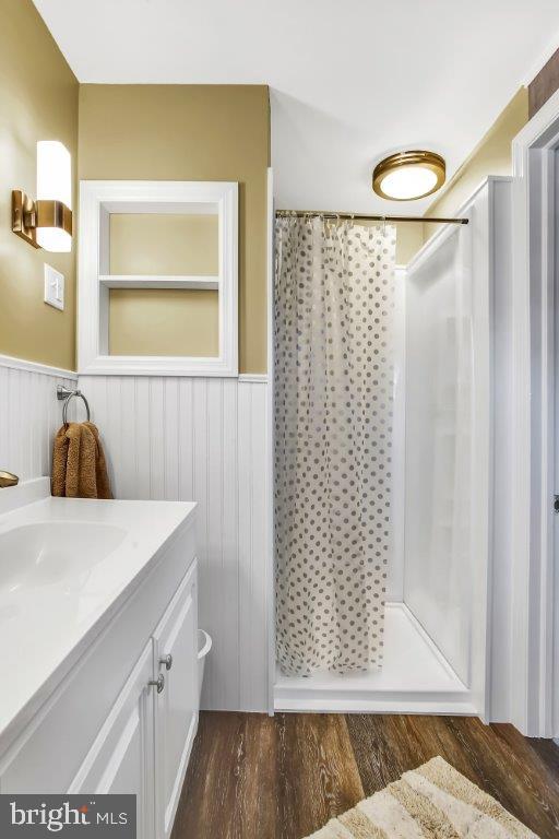 1140 Cedar Corner Road Perryville, MD 21903 - Photo 20 of 41 Wainscoting and Laminate Flooring in Master Bath