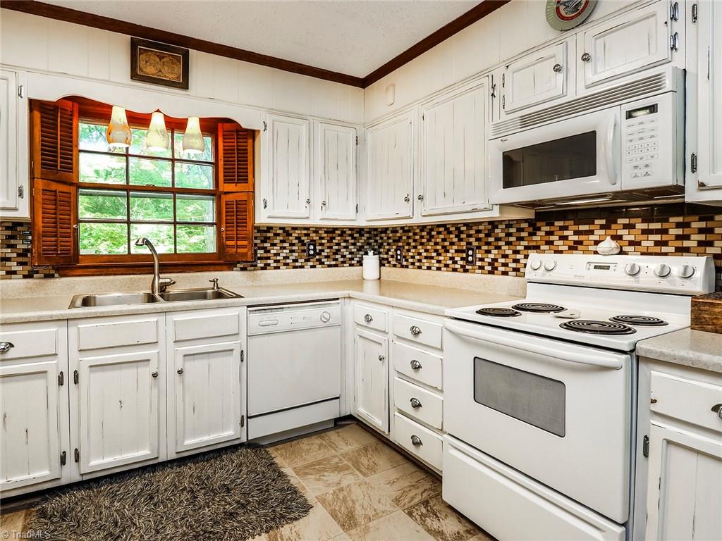 2207 Three Meadows Road Greensboro, NC 27455 - Photo 13 of 28 Gallery Image 13
