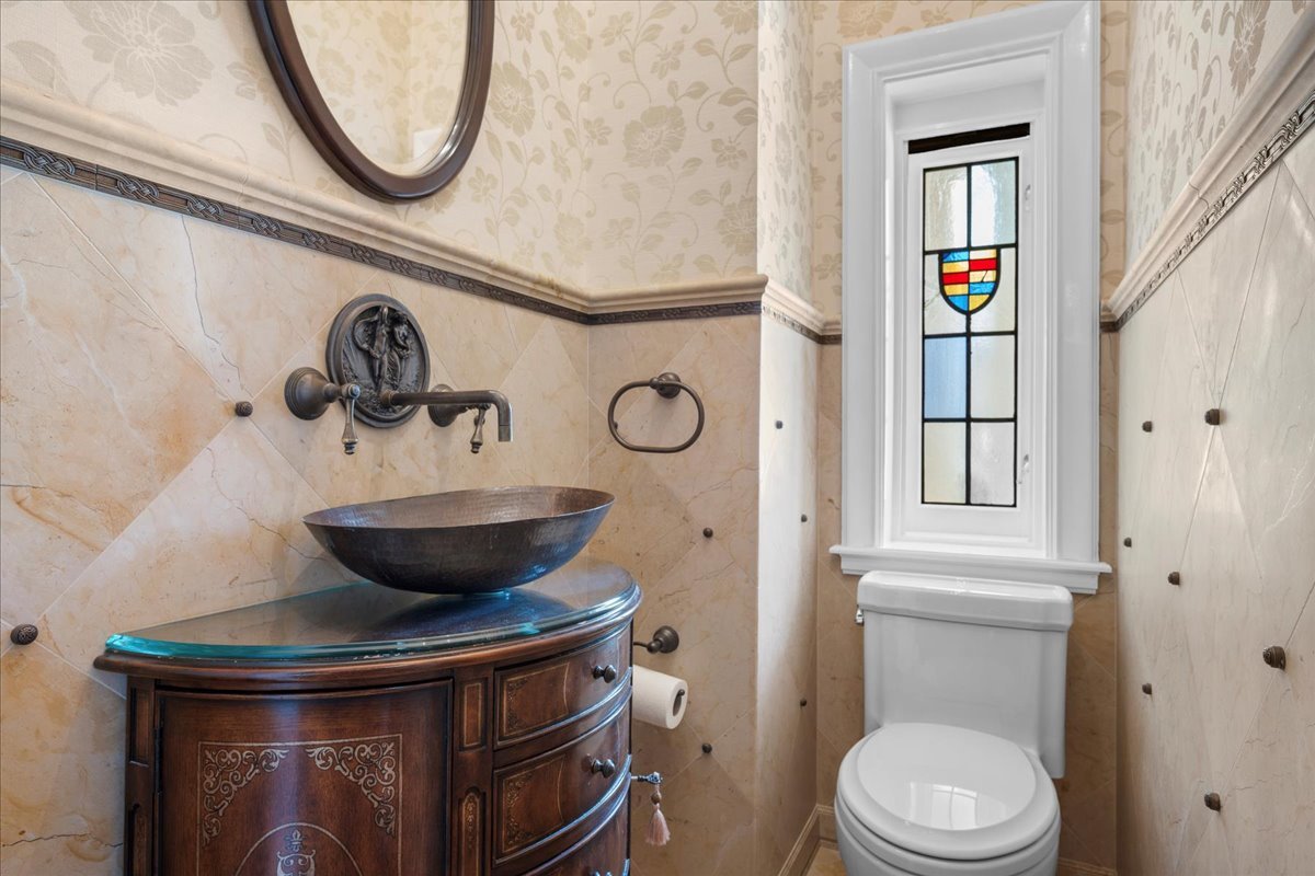 123 Oxford Road Kenilworth, IL 60043 - Photo 31 of 60 a bathroom with a toilet and a mirror