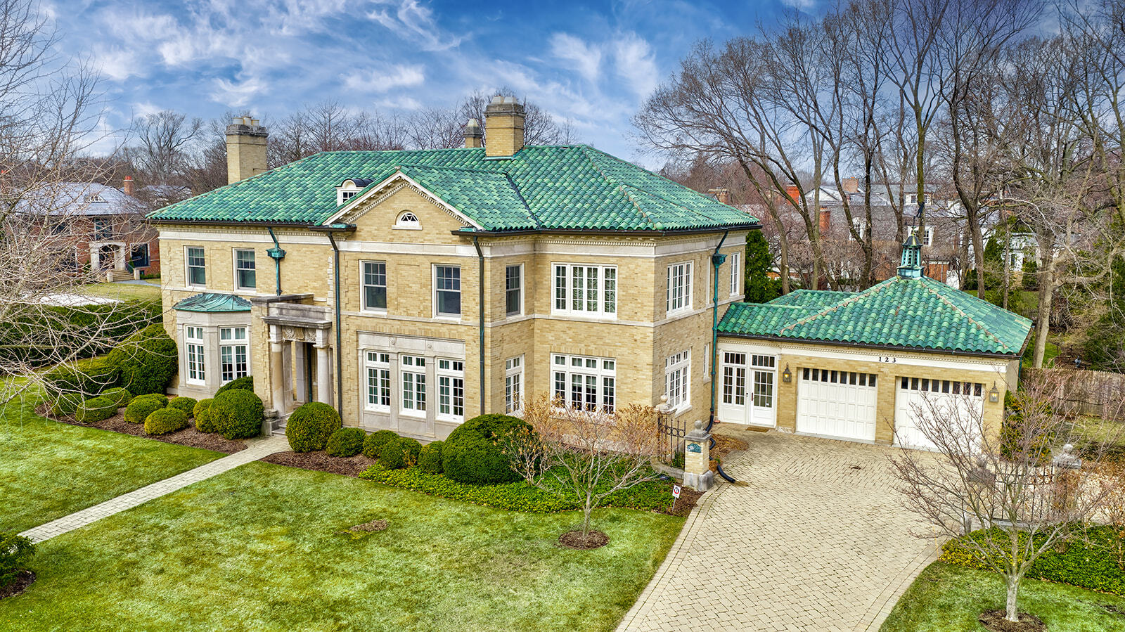 123 Oxford Road Kenilworth, IL 60043 - Photo 6 of 60 a front view of a house with a yard