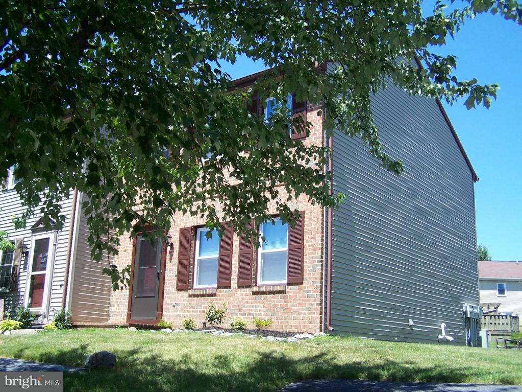 42 Laurie Lane Lititz, PA 17543 - Photo 2 of 25