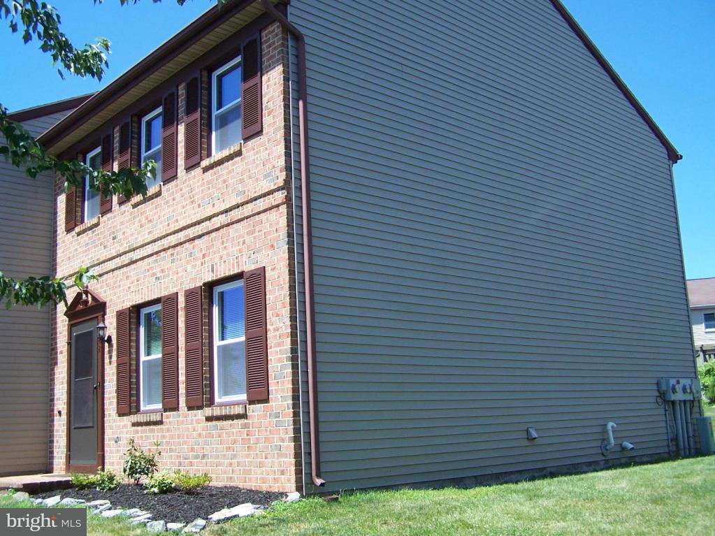 42 Laurie Lane Lititz, PA 17543 - Photo 4 of 25