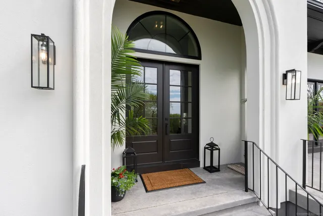 a view of entryway with a garden