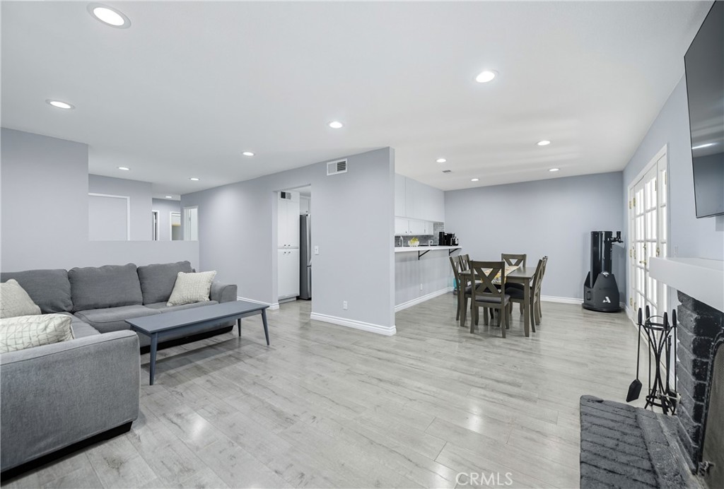 2450 Stow Street Simi Valley, CA 93063 - Photo 4 of 23