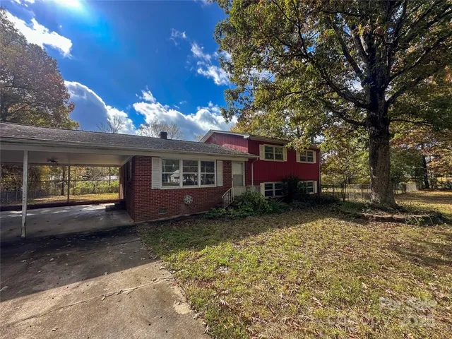 a view of a house with a yard