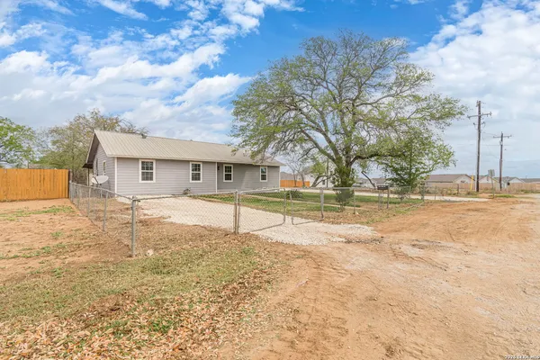 $274,900 | 1315 Olive Street, Jourdanton, TX 78026